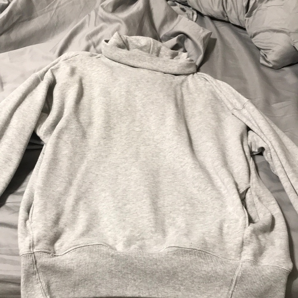 Sweatshirts with pockets on a side